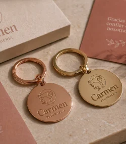 llavero metálico personalizado con el logo del salón