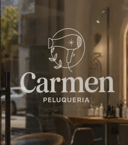 logo de peluquería aplicado en puerta de cristal dentro del branding del salón