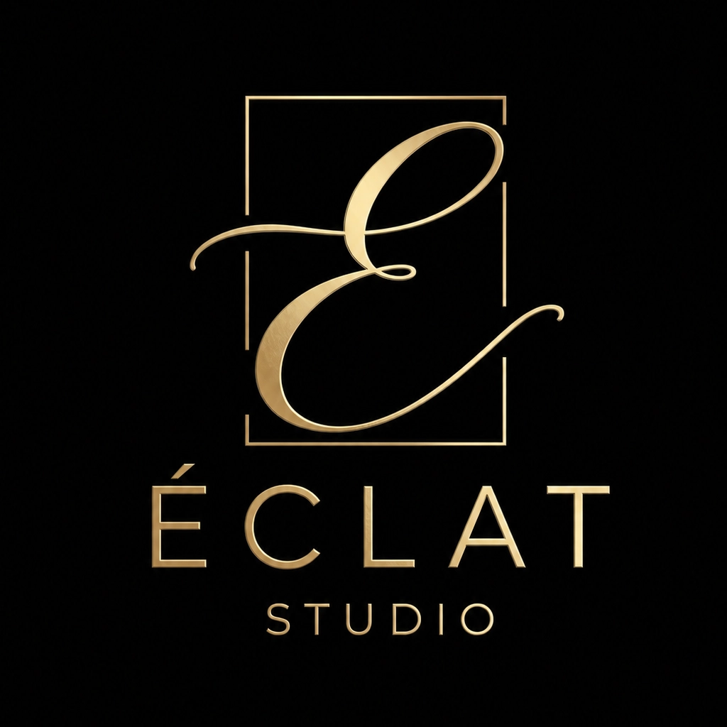 Logo de branding para salones de belleza — Éclat Studio, diseño minimalista en beige sobre fondo tostado