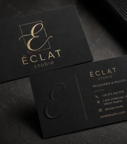 Branding salones de belleza — tarjeta de visita negra mate con logo en dorado y relieve seco para Éclat Studio