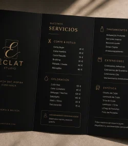 Branding salones de belleza — tríptico de servicios Éclat Studio en negro y dorado con carta de precios